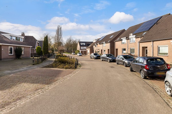 Foto - Te koop:  Verzorgde tussenwoning in Fijnaart!
